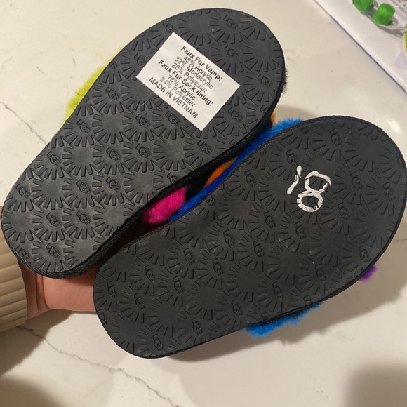 {UGG} Toddler Slippers - Picture 4 of 6